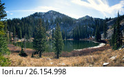 Панорама небольшого высокогорного озера и хвойного леса. Lake Martha, Uinta-Wasatch-Cache national forest.  Штат Юта, США (2014 год). Стоковое фото, фотограф Ирина Кожемякина / Фотобанк Лори