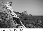 Молодая сексуальная девушка загорает с голым телом на нудистском пляже на фоне моря. Обнаженная красивая женщина с идеальной фигурой раздевается на природе. эротика с длинноволосой голой моделью занимающейся нудизмом. Стоковое фото, фотограф Майер Георгий Владимирович / Фотобанк Лори