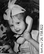 Девочка разговаривает по телефону. 1976 год. (2015 год). Редакционное фото, фотограф Светлана Попова / Фотобанк Лори
