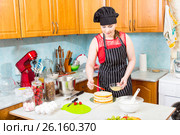 Девушка на кухне пропитывает верхний бисквит торта с помощью кулинарной кисточки. Стоковое фото, фотограф Сергей Дубров / Фотобанк Лори