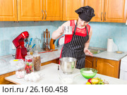 Молодая женщина на кухне сыпет муку в чашу стационарного миксера для приготовления бисквитного теста. Стоковое фото, фотограф Сергей Дубров / Фотобанк Лори