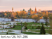 Ярославль. Вид на Стрелку, памятник Тысячелетию и ансамбль церквей в Коровниках. Весна, закат. (2017 год). Редакционное фото, фотограф Илья Бесхлебный / Фотобанк Лори