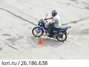 Самоучка обучается езде на мотоцикле (2012 год). Редакционное фото, фотограф Алёшина Оксана / Фотобанк Лори