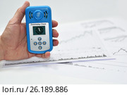 Mans hand with Doomsday Clock meter. Стоковое фото, фотограф Роман Клевцов / Фотобанк Лори