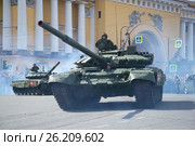 Российский танк Т-72Б3 крупным планом. Фрагмент парада в честь Дня Победы. Санкт-Петербург (2017 год). Редакционное фото, фотограф Виктор Карасев / Фотобанк Лори