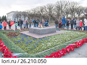 Люди в День Победы возле Вечного огня на Пискаревском мемориальном кладбище. Санкт-Петербург (2017 год). Редакционное фото, фотограф Румянцева Наталия / Фотобанк Лори
