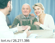 Pensioner and daughter with social employee. Стоковое фото, фотограф Яков Филимонов / Фотобанк Лори
