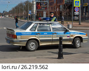 Сотрудник ДПС у автомобиля (2017 год). Редакционное фото, фотограф Александр Щепин / Фотобанк Лори