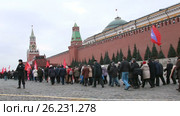 5 марта 2017 - коммунисты несут цветы на могилу Сталина в день его смерти. Редакционное видео, видеограф Овсеенко Надежда / Фотобанк Лори