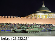 Ночная репетиция парада на Красной площади в честь 72-й годовщины Победы в Великой отечественной войне. Российский танк Т-14 "Армата" (2017 год). Редакционное фото, фотограф Игорь Долгов / Фотобанк Лори
