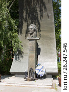 Бюст адмирала Ф.Ф. Ушакова возле Санаксарского монастыря в Мордовии (2014 год). Редакционное фото, фотограф Солодовникова Елена / Фотобанк Лори