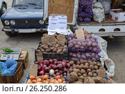 Уличная торговля овощами с машины. Россия (2017 год). Редакционное фото, фотограф Bala-Kate / Фотобанк Лори
