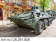 Российский бронетранспортер БТР-82 на городской улице в Самаре при подготовке к параду (2017 год). Редакционное фото, фотограф FotograFF / Фотобанк Лори