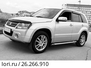 Автомобиль Suzuki Grand Vitara 2012, припаркованный на улице города (2016 год). Редакционное фото, фотограф Chere / Фотобанк Лори