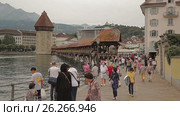 Люцерн, Швейцария. 25 июля 2015 года. Часовня в Люцерне, Швейцария. Мост. Люди. Туристы. (2017 год). Редакционное видео, видеограф Александр Артеев / Фотобанк Лори