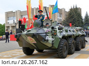 Ветеран боевых действий на бронетранспортере БТР-80. Парад ко Дню Победы. Пятигорск, Россия (2017 год). Редакционное фото, фотограф Александр Степанов / Фотобанк Лори