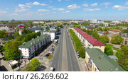 Flight over the Leninskiy prospect street in Kaliningrad in springtime (2017 год). Стоковое видео, видеограф Константин Тронин / Фотобанк Лори