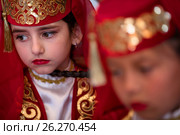 Участницы фольклорного ансамбля в национальной одежде перед выступлением во время празднования крымско-татарского праздника Хедерлез в Бахчисарайском районе Республики Крым (2017 год). Редакционное фото, фотограф Николай Винокуров / Фотобанк Лори