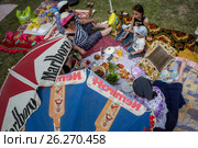 Семья устроила традиционный пикник во время празднования крымско-татарского праздника "Хыдырлез" в Бахчисарайском районе Республики Крым (2017 год). Редакционное фото, фотограф Николай Винокуров / Фотобанк Лори
