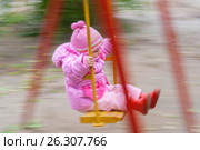Ребенок катается на качелях, размытый фон. Стоковое фото, фотограф Екатерина Кузнецова / Фотобанк Лори