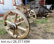 Передняя часть от телеги конной и сани-розвальни в дворе. Стоковое фото, фотограф Анатолий Матвейчук / Фотобанк Лори