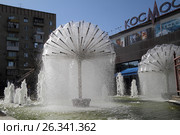 Поющие фонтаны в Новочеркасске у кинотеатра "Космос" (2015 год). Редакционное фото, фотограф A Челмодеев / Фотобанк Лори