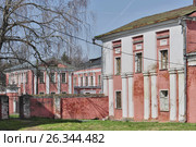Ярополец, Московская область. Усадьба Гончаровых (Загряжских). Каретник и ткацкие мастерские (2017 год). Стоковое фото, фотограф Илюхина Наталья / Фотобанк Лори