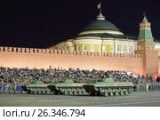 Ночная репетиция парада на Красной площади в честь 72-й годовщины Дня Победы. БМД-4 - российская боевая гусеничная плавающая машина (2017 год). Редакционное фото, фотограф Игорь Долгов / Фотобанк Лори