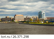 Свердловская набережная, Малоохтинский мост, гостиница "Охтинская". Санкт-Петербург (2017 год). Редакционное фото, фотограф Сергей Афанасьев / Фотобанк Лори