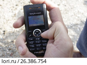 Kazan, Russia, 13 september 2009, Old mobile phone Sony Ericsson in the hand. Редакционное фото, фотограф Константин Шишкин / Фотобанк Лори