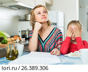 Woman with paperwork and girl in the kitchen. Стоковое фото, фотограф Яков Филимонов / Фотобанк Лори