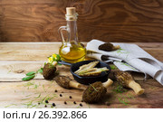 Темные сморчки в сковороде на деревенском фоне. Black morel in skillet on rustic background. Стоковое фото, фотограф TasiPas / Фотобанк Лори
