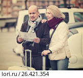 Senior couple with map and luggage. Стоковое фото, фотограф Яков Филимонов / Фотобанк Лори