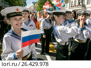 Участники первомайского шествия в День международной солидарности трудящихся на центральной улице города Севастополя, Республика Крым (2017 год). Редакционное фото, фотограф Николай Винокуров / Фотобанк Лори