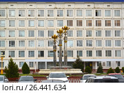 Фонтан "Три лотоса" на фоне здания Народного Хурала (Парламента) Республики Калмыкия. Площадь Ленина, Элиста (2017 год). Редакционное фото, фотограф Ирина Борсученко / Фотобанк Лори