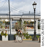 Мужчина на старинном велосипеде на площади Революции, Москва. Penny Farthing Bicycle (велосипед паук) (2017 год). Редакционное фото, фотограф Валерия Попова / Фотобанк Лори