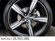 BERLIN - MAY 13, 2017: The brake system of an executive car Volvo V90 D4 AWD R-Design, 2016. Exhibition "Oldtimertage Berlin-Brandenburg". Редакционное фото, фотограф Sergey Kohl / Фотобанк Лори