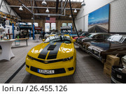 BERLIN - MAY 13, 2017: Car workshop for maintenance of classic American cars. Center of competence for classic cars and youngtimers - Classic Remise. Exhibition "Oldtimertage Berlin-Brandenburg" Редакционное фото, фотограф Sergey Kohl / Фотобанк Лори