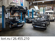 BERLIN - MAY 13, 2017: Car workshop for repair and maintenance of retro cars. Center of competence for classic cars and youngtimers - Classic Remise. Exhibition "Oldtimertage Berlin-Brandenburg". Редакционное фото, фотограф Sergey Kohl / Фотобанк Лори