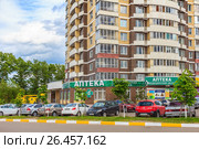 Личные автомобили жильцов многоэтажного дома припаркованы во дворе. Подмосковье (2017 год). Редакционное фото, фотограф Владимир Сергеев / Фотобанк Лори