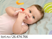 Грудной ребенок сосет пальцы во рту. Портрет. Стоковое фото, фотограф Ирина Борсученко / Фотобанк Лори