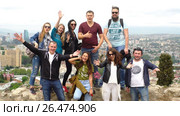 A group of travelers on the lookout in Tbilisi Georgia. Стоковое видео, видеограф Виктор Аллин / Фотобанк Лори