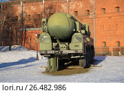 Пусковой модуль ракетного комплекса стратегического назначения РТ-2ПМ «Тополь» у здания Музея артиллерии и связи январским днем. Санкт-Петербург (2017 год). Редакционное фото, фотограф Виктор Карасев / Фотобанк Лори