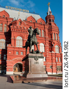Город Москва. Памятник маршалу Г.К. Жукову на фоне Исторического музея солнечным днём (2017 год). Редакционное фото, фотограф Игорь Низов / Фотобанк Лори