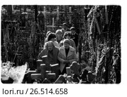 Гора крестов, Литва. Женщины-паломницы. Редакционное фото, фотограф Борис Кавашкин / Фотобанк Лори
