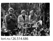 Паломники на Горе крестов, Литва. Редакционное фото, фотограф Борис Кавашкин / Фотобанк Лори
