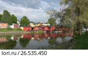 Вид на старинные амбары в городе Порвоо, Финляндия. View of old barns in Porvoo, Finland (2017 год). Стоковое видео, видеограф Виктор Карасев / Фотобанк Лори