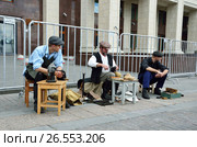 Москва, участники фестиваля "Времена и эпохи" на Манежной площади, точильщик, сапожник и чистильщик обуви. Редакционное фото, фотограф Овчинникова Ирина / Фотобанк Лори