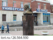 Бюст В.М. Жильцова улица Красная, город Кронштадт (2017 год). Редакционное фото, фотограф Дмитрий Неумоин / Фотобанк Лори