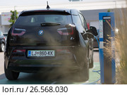 I3 BMW electric car being charged at electric car charging station (2017 год). Редакционное фото, фотограф Matej Kastelic / Фотобанк Лори